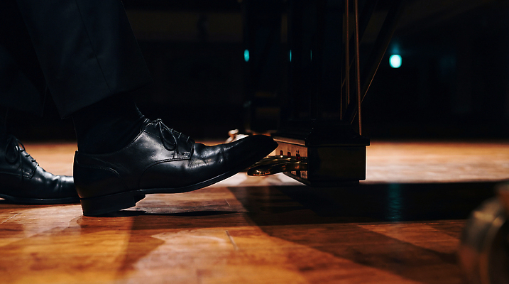 JPG 편집이미지 손 남자 음악 연주 발 조명 소리 공연 무대 피아노 클래식 작품 피아니스트 아티스트 페달 의료성형뷰티 편집실사 AI인물포토 AI콘텐츠 직업 컨셉 문화예술 미술 사람 이벤트 신체부위 연주자 건반악기 CG 파일형식 AI포토