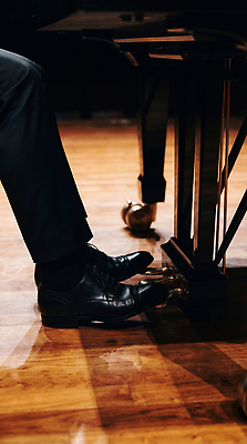 JPG 편집이미지 남자 예술 음악 연주 발 사람 소리 공연 연주자 무대 피아노 클래식 집중 피아니스트 순간 페달 의료성형뷰티 편집실사 AI인물포토 AI콘텐츠 컨셉 문화예술 이벤트 신체부위 음악가 건반악기 CG 파일형식 AI포토