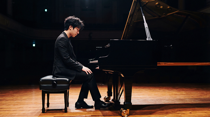 JPG 편집이미지 남자 예술 음악 연주 조명 검은색 소리 공연 음악가 무대 피아노 클래식 공연장 피아니스트 멜로디 의료성형뷰티 편집실사 AI인물포토 AI콘텐츠 직업 컬러 컨셉 문화예술 사람 이벤트 연주자 건반악기 극장 CG 파일형식 AI포토