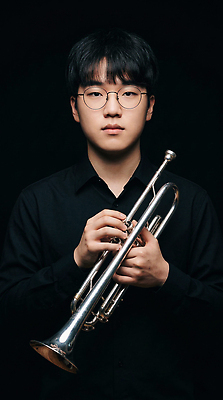 JPG 편집이미지 학생 손 남자 악기 음악 포즈 백그라운드 연주 청소년 표정 검은색 집중 트럼펫 초상화 의료성형뷰티 편집실사 AI인물포토 AI콘텐츠 컬러 컨셉 문화예술 사람 신체부위 금관악기 CG 그림 파일형식 AI포토