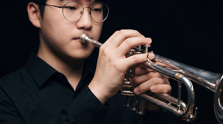 JPG 편집이미지 남자 예술 악기 음악 연주 공연 음악가 집중 악보 트럼펫 아티스트 전문 의료성형뷰티 편집실사 AI인물포토 AI콘텐츠 직업 컨셉 문화예술 사람 이벤트 금관악기 CG 파일형식 AI포토