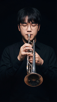 JPG 편집이미지 남자 감정 예술 악기 음악 백그라운드 셔츠 연주 조명 소리 공연 집중 트럼펫 순간 창작 의료성형뷰티 편집실사 AI인물포토 AI콘텐츠 컨셉 상의 문화예술 사람 이벤트 금관악기 CG 파일형식 AI포토