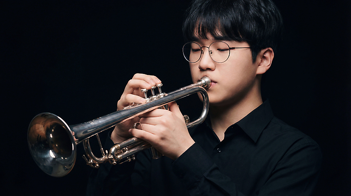 JPG 편집이미지 남자 예술 악기 음악 백그라운드 연주 청소년 검은색 소리 공연 표현 묘기 집중 연습 트럼펫 의료성형뷰티 편집실사 AI인물포토 AI콘텐츠 컬러 컨셉 문화예술 사람 이벤트 금관악기 CG 파일형식 AI포토