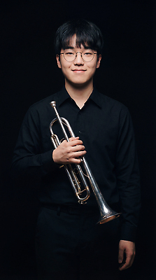 JPG 편집이미지 남자 악기 음악 포즈 셔츠 연주 검은배경 사람 흰색 트럼펫 의료성형뷰티 스타일 Smiling 편집실사 AI인물포토 AI콘텐츠 컬러 백그라운드 상의 문화예술 검은색 금관악기 CG 파일형식 AI포토