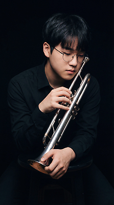 JPG 편집이미지 남자 감정 예술 악기 음악 생각 연주 청춘 공연 집중 트럼펫 순간 의료성형뷰티 편집실사 AI인물포토 AI콘텐츠 컨셉 문화예술 사람 이벤트 금관악기 CG 파일형식 AI포토