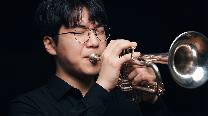 JPG 편집이미지 남자 예술 악기 음악 백그라운드 연주 소리 공연 음악가 무대 집중 트럼펫 재즈 선율 의료성형뷰티 홀로라이프 편집실사 AI인물포토 AI콘텐츠 직업 라이프스타일 컨셉 문화예술 사람 이벤트 금관악기 CG 파일형식 AI포토