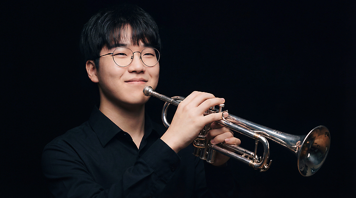 JPG 편집이미지 남자 문화 예술 악기 음악 연주 미소 취미 소리 공연 연주자 즐거움 트럼펫 의료성형뷰티 편집실사 AI인물포토 AI콘텐츠 감정 문화예술 표정 사람 이벤트 음악가 금관악기 CG 파일형식 AI포토