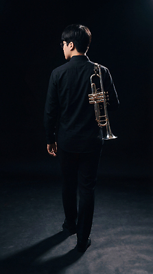 JPG 편집이미지 남자 예술 악기 음악 모션 조명 사람 뒷모습 걷기 어둠 공연 음악가 무대 트럼펫 의료성형뷰티 편집실사 AI인물포토 AI콘텐츠 직업 뷰포인트 문화예술 이벤트 금관악기 CG 파일형식 AI포토