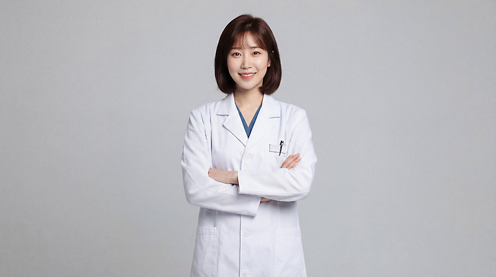 JPG 편집이미지 직업 여자 포즈 신체 의학 건강 병원 웃음 성인 팔짱 의사 의사가운 작업 자신감 의료성형뷰티 편집실사 AI인물포토 AI콘텐츠 감정 모션 표정 사람 의료진 가운 CG 파일형식 AI포토