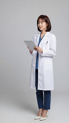JPG 편집이미지 여자 포즈 의학 기술 표정 건강 성인 태블릿 환경 진료 의사 의사가운 작업 전문직 의료성형뷰티 편집실사 AI인물포토 AI콘텐츠 직업 사람 전자제품 스마트기기 의료진 가운 CG 파일형식 AI포토
