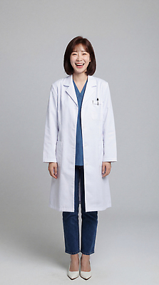 JPG 편집이미지 직업 옷 여자 의학 회색배경 건강 서기 미소 웃음 성인 일상 파란색 의사 의사가운 전문직 자부심 의료성형뷰티 편집실사 AI인물포토 AI콘텐츠 컬러 백그라운드 모션 표정 사람 라이프 회색 의료진 가운 CG 파일형식 AI포토