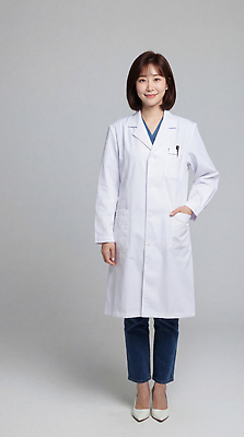 JPG 전신 편집이미지 직업 옷 여자 의학 표정 건강 성인 치료 의료진 의사 의사가운 전문직 의료성형뷰티 보건 편집실사 AI인물포토 AI콘텐츠 사람 가운 CG 파일형식 AI포토