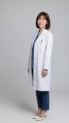 JPG 편집이미지 직업 여자 의학 건강 병원 웃음 성인 치료 진료 의사 청바지 의사가운 전문직 의료성형뷰티 편집실사 AI인물포토 AI콘텐츠 바지 표정 사람 의료진 가운 CG 파일형식 AI포토