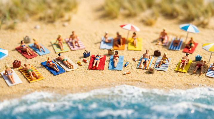 JPG 편집이미지 수영복 바다 날씨 휴식 풍경 여러명 해변 여름 모래사장 햇빛 미니어처 선탠 편안함 즐거움 편집실사 AI컴퓨터그래픽 AI콘텐츠 옷 계절 감정 다수 컨셉 사람 태양 모형 감각 CG 파일형식