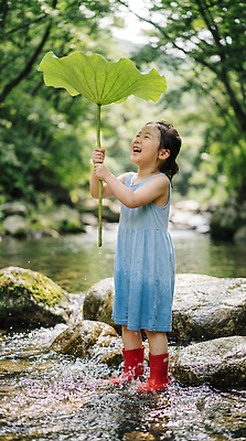 JPG 나무 편집이미지 자연 놀이 웃음 소녀 물 여름 햇빛 계곡 흐름 개울 연잎 의료성형뷰티 편집실사 AI인물포토 AI콘텐츠 자연요소 식물 계절 여자 어린이 컨셉 잎 표정 강 태양 CG 생태계 파일형식 AI포토