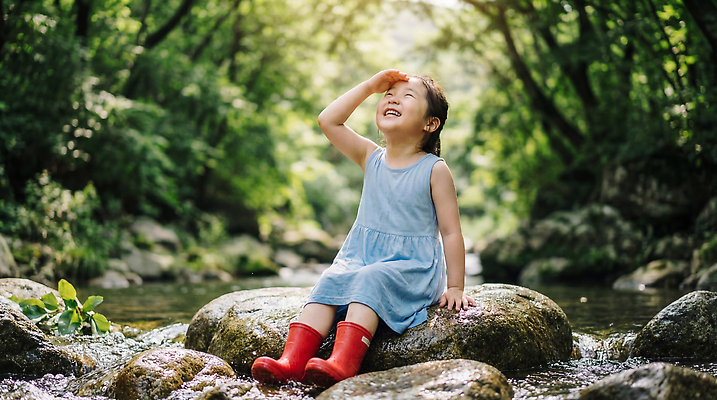 JPG 나무 편집이미지 행복 어린이 자연 놀이 웃음 소녀 여름 햇빛 계곡 개울 의료성형뷰티 편집실사 AI인물포토 AI콘텐츠 식물 계절 여자 감정 표정 사람 강 태양 CG 생태계 파일형식 AI포토