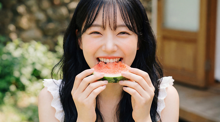 JPG 나무 편집이미지 손 여자 음식 조각 과일 디저트 수박 웃음 여름 즐거움 의료성형뷰티 편집실사 AI인물포토 AI콘텐츠 식물 계절 감정 표정 사람 신체부위 CG 파일형식 AI포토