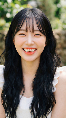 JPG 편집이미지 여자 행복 모션 대화 미소 웃음 여름 정원 즐거움 의료성형뷰티 편집실사 AI인물포토 AI콘텐츠 계절 감정 표정 말하기 사람 CG 파일형식 AI포토