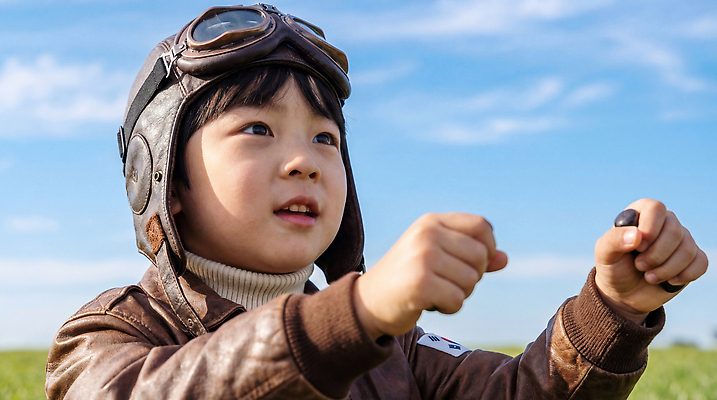 JPG 편집이미지 손 행복 어린이 자연 하늘 비행기 웃음 소년 초원 자전거 태극기 파일럿 의료성형뷰티 편집실사 AI인물포토 AI콘텐츠 직업 남자 감정 항공교통 대중교통 표정 사람 신체부위 바이크 국기 CG 생태계 파일형식 AI포토
