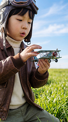 JPG 편집이미지 어린이 자연 놀이 하늘 비행기 소년 초원 취미 태극기 파일럿 놀기 의료성형뷰티 편집실사 AI인물포토 AI콘텐츠 직업 남자 항공교통 모션 대중교통 사람 국기 CG 생태계 파일형식 AI포토