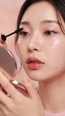 JPG 편집이미지 디자인 여자 얼굴 화장 뷰티 화장품 거울 속눈썹 마스카라 신중 의료성형뷰티 스타일 편집실사 AI인물포토 AI콘텐츠 컨셉 사람 신체부위 눈썹 CG 파일형식 AI포토