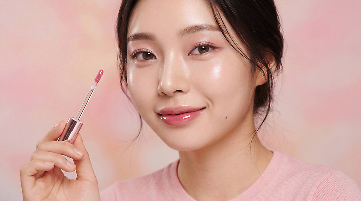 JPG 편집이미지 손 여자 얼굴 분홍색 미소 화장 뷰티 촬영 화장품 피부 의료성형뷰티 편집실사 AI인물포토 AI콘텐츠 컬러 표정 사람 신체부위 CG 파일형식 AI포토