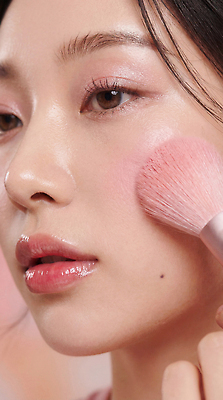 JPG 편집이미지 여자 얼굴 분홍색 화장 뷰티 화장품 붓 볼 볼터치 집중 피부 뷰티풀 의료성형뷰티 스타일 편집실사 AI인물포토 AI콘텐츠 컬러 컨셉 사람 신체부위 CG 파일형식 AI포토