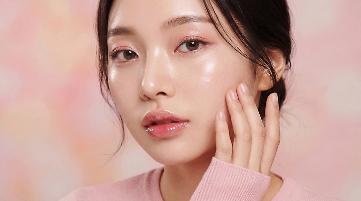 JPG 편집이미지 손 여자 얼굴 분홍색 포즈 건강 근접촬영 빛 화장 뷰티 아기 피부 의료성형뷰티 편집실사 AI인물포토 AI콘텐츠 뷰포인트 컬러 사람 신체부위 CG 파일형식 AI포토