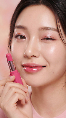 JPG 편집이미지 손 여자 분홍색 포즈 미소 화장 뷰티 화장품 립스틱 피부 의료성형뷰티 스타일 편집실사 AI인물포토 AI콘텐츠 컬러 표정 사람 신체부위 CG 파일형식 AI포토