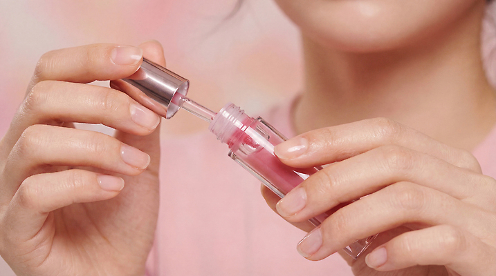 JPG 편집이미지 손 여자 화장 뷰티 촬영 화장품 립스틱 뚜껑 피부 립글로스 의료성형뷰티 편집실사 AI인물포토 AI콘텐츠 사람 신체부위 CG 파일형식 AI포토