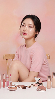 JPG 모델 편집이미지 여자 분홍색 포즈 앉기 화장 뷰티 촬영 화장품 립스틱 피부 의료성형뷰티 편집실사 AI인물포토 AI콘텐츠 컬러 모션 사람 신체부위 CG 파일형식 AI포토