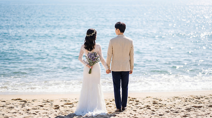 JPG 편집이미지 여자 남자 모래 바다 부케 웨딩드레스 신랑 결혼 결혼식 사랑 턱시도 해변 햇빛 손잡기 로맨틱 신랑복 신랑신부 신부복 의료성형뷰티 셀프웨딩 편집실사 AI인물포토 AI콘텐츠 드레스 감정 신부_웨딩 꽃다발 컨셉 모션 사람 정장 이벤트 태양 CG 파일형식 웨딩촬영 AI포토