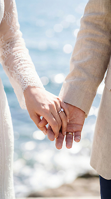 JPG 편집이미지 커플 여자 남자 행복 물결 바다 부케 웨딩드레스 결혼 결혼식 사랑 턱시도 해변 손잡기 반지 약속 열정 순간 신랑신부 의료성형뷰티 셀프웨딩 편집실사 AI인물포토 AI콘텐츠 드레스 감정 신부_웨딩 꽃다발 신랑 장신구 관계 모션 사람 정장 이벤트 CG 파일형식 웨딩촬영 AI포토