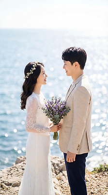 JPG 편집이미지 커플 여자 남자 행복 바다 꽃다발 부케 웨딩드레스 신랑 결혼식 사랑 턱시도 해변 촬영 뷰티풀 순간 신랑신부 의료성형뷰티 셀프웨딩 편집실사 AI인물포토 AI콘텐츠 드레스 꽃 감정 신부_웨딩 결혼 관계 사람 정장 CG 파일형식 웨딩촬영 AI포토