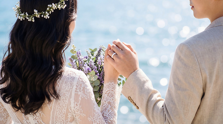 JPG 편집이미지 커플 여자 남자 바다 꽃다발 부케 웨딩드레스 결혼 결혼식 사랑 턱시도 해변 햇빛 손잡기 축하 추억 뷰티풀 순간 신랑신부 의료성형뷰티 셀프웨딩 편집실사 AI인물포토 AI콘텐츠 드레스 꽃 감정 신부_웨딩 신랑 컨셉 관계 모션 사람 정장 이벤트 태양 CG 파일형식 웨딩촬영 AI포토