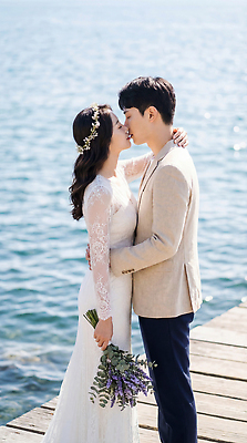 JPG 편집이미지 커플 여자 남자 행복 바다 꽃다발 부케 웨딩드레스 포즈 결혼 결혼식 사랑 턱시도 해변 기념사진 순간 신랑신부 의료성형뷰티 셀프웨딩 편집실사 AI인물포토 AI콘텐츠 드레스 꽃 감정 신부_웨딩 신랑 관계 사람 정장 이벤트 CG 파일형식 웨딩촬영 AI포토