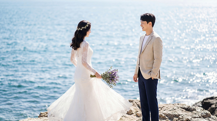 JPG 편집이미지 커플 여자 남자 파도 바다 꽃다발 부케 웨딩드레스 신랑 결혼 결혼식 사랑 턱시도 태양 사진촬영 뷰티풀 신랑신부 의료성형뷰티 셀프웨딩 편집실사 AI인물포토 AI콘텐츠 자연요소 드레스 꽃 감정 신부_웨딩 관계 사람 정장 이벤트 촬영 CG 파일형식 웨딩촬영 AI포토