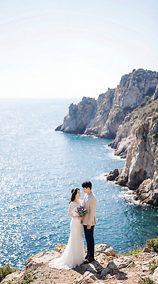 JPG 편집이미지 커플 여자 남자 바다 부케 웨딩드레스 신랑 결혼 결혼식 사랑 풍경 턱시도 해변 야외 햇빛 교감 뷰티풀 신랑신부 의료성형뷰티 셀프웨딩 편집실사 AI인물포토 AI콘텐츠 드레스 감정 신부_웨딩 꽃다발 관계 사람 정장 이벤트 태양 CG 파일형식 웨딩촬영 AI포토