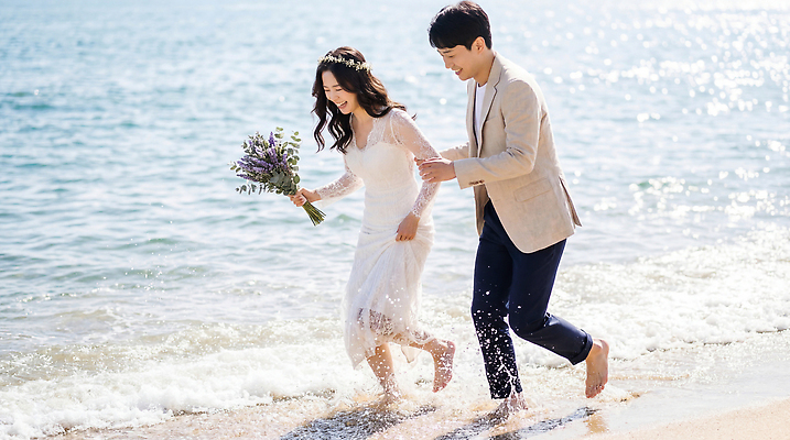 JPG 편집이미지 여자 남자 바다 꽃다발 부케 웨딩드레스 신혼부부 결혼식 사랑 턱시도 해변 달리기 물가 신랑신부 의료성형뷰티 셀프웨딩 편집실사 AI인물포토 AI콘텐츠 부부 드레스 꽃 감정 신부_웨딩 신랑 결혼 모션 사람 풍경 정장 CG 신혼 파일형식 웨딩촬영 AI포토