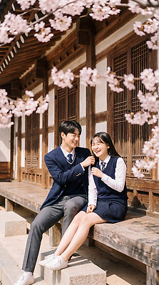 JPG 나무 편집이미지 학생 전통 여자 남자 교복 학교 주택 서울 대화 웃음 소녀 소년 야외 친구 청춘 봄 벚꽃 벚나무 의료성형뷰티 편집실사 AI인물포토 AI콘텐츠 식물 옷 계절 교육 꽃 어린이 컨셉 관계 한국 표정 말하기 사람 건물 CG 파일형식 AI포토