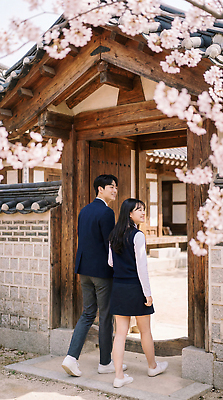 JPG 나무 편집이미지 학생 전통 커플 여자 남자 꽃 교복 여행 한옥 풍경 두명 친구 청춘 문 걷기 봄 벚나무 의료성형뷰티 편집실사 AI인물포토 AI콘텐츠 식물 한국전통 옷 계절 컨셉 고건축 관계 모션 사람 벚꽃 CG 파일형식 AI포토