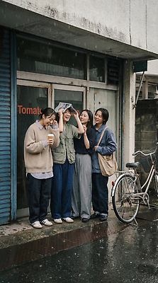 JPG 편집이미지 여자 여행 거리 웃음 여러명 생활 친구 자전거 우정 카페 만남 도시 잡지 외출 일과 의료성형뷰티 편집실사 AI인물포토 AI콘텐츠 다수 컨셉 관계 표정 사람 간행물 상점 바이크 CG 파일형식 AI포토