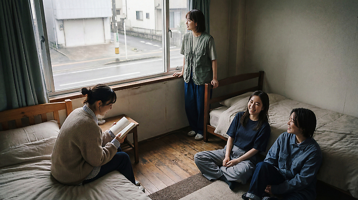 JPG 편집이미지 여자 여행 창문 대화 웃음 풍경 친구 독서 우정 방 모임 시간 분위기 편안함 읽기 소통 방안 의료성형뷰티 편집실사 AI인물포토 AI콘텐츠 컨셉 관계 모션 표정 말하기 사람 감각 CG 파일형식 AI포토