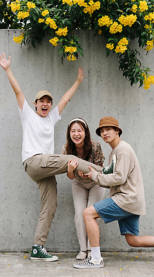 JPG 편집이미지 벽 포즈 한국 웃음 야외 친구 햇빛 사진촬영 만남 시간 즐거움 의료성형뷰티 편집실사 AI인물포토 AI콘텐츠 감정 아시아 컨셉 관계 표정 태양 촬영 CG 파일형식 AI포토