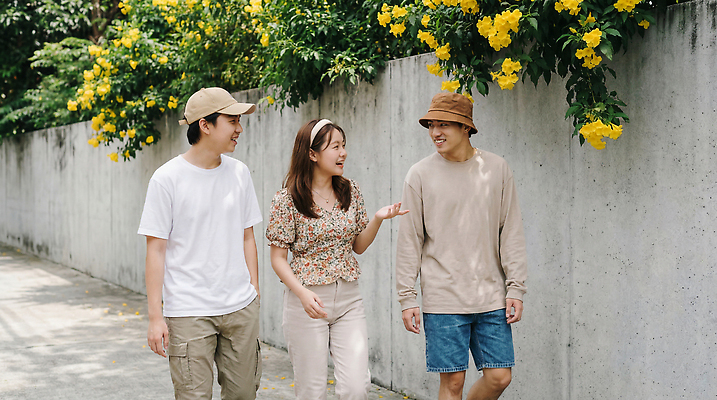 JPG 주간 편집이미지 옷 꽃 길 벽 자연 대화 사람 친구 노란색 걷기 편안함 의료성형뷰티 편집실사 AI인물포토 AI콘텐츠 자연요소 식물 컬러 관계 모션 말하기 감각 CG 생태계 파일형식 AI포토