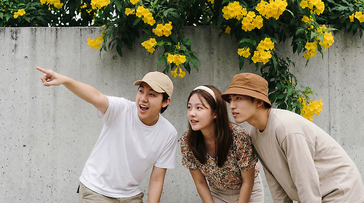 JPG 편집이미지 꽃 손가락 자연 대화 웃음 풍경 야외 여름 친구 노란색 일본 만남 친목 의료성형뷰티 편집실사 AI인물포토 AI콘텐츠 식물 손 계절 아시아 컬러 컨셉 관계 표정 말하기 CG 생태계 파일형식 AI포토