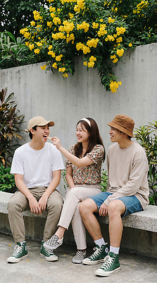 JPG 편집이미지 벤치 자연 날씨 대화 웃음 야외 친구 소풍 즐거움 조경 소통 의료성형뷰티 편집실사 AI인물포토 AI콘텐츠 감정 컨셉 의자 관계 표정 말하기 야외활동 CG 생태계 파일형식 AI포토