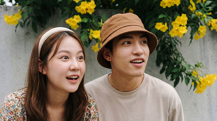 JPG 나무 식물 편집이미지 응시 꽃 행복 대화 사랑 미소 사람 앉기 여름 친구 노란색 정원 즐거움 의료성형뷰티 편집실사 AI인물포토 AI콘텐츠 시선 계절 감정 컬러 관계 모션 표정 말하기 CG 파일형식 AI포토