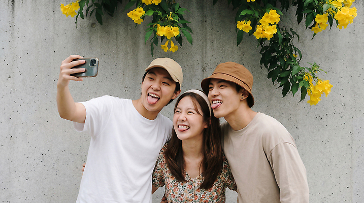 JPG 편집이미지 공원 행복 백그라운드 자연 웃음 여름 친구 사진촬영 셀프카메라 즐거움 의료성형뷰티 편집실사 AI인물포토 AI콘텐츠 계절 공공시설 감정 관계 표정 촬영 CG 생태계 파일형식 AI포토