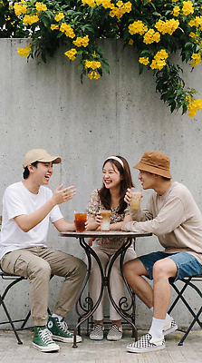 JPG 편집이미지 음료 탁자 이야기 웃음 사람 야외 친구 주스 카페 모임 즐거움 의료성형뷰티 편집실사 AI인물포토 AI콘텐츠 감정 가구 관계 표정 상점 CG 파일형식 AI포토